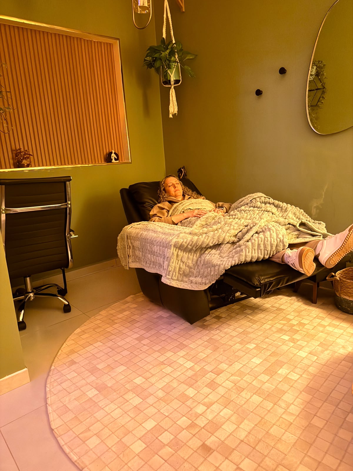 Sala de hipnoterapia com poltrona reclinável